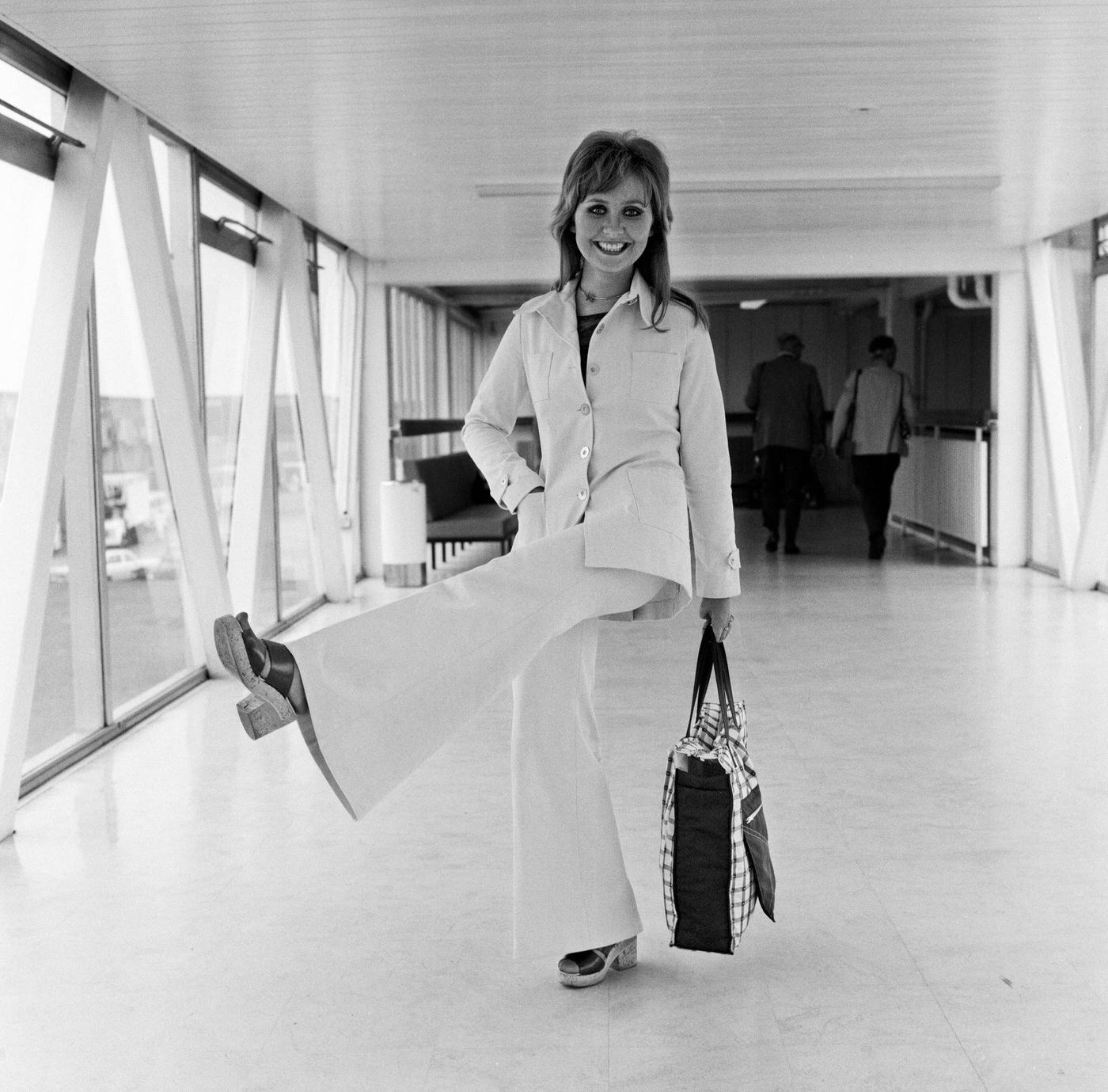 Lulu In Bell Bottoms At Heathrow Airport, 3Rd July 1971