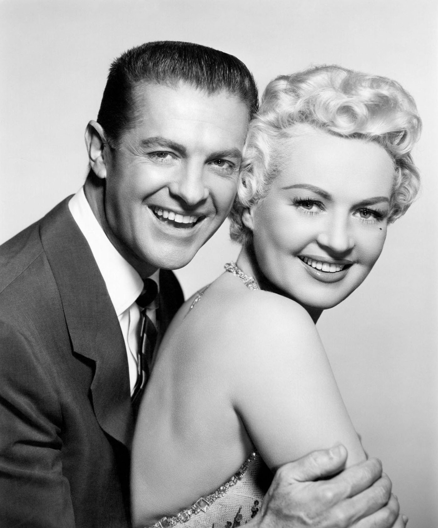 From Broadway to Hollywood: The Glamorous Life of Betty Grable in Picture