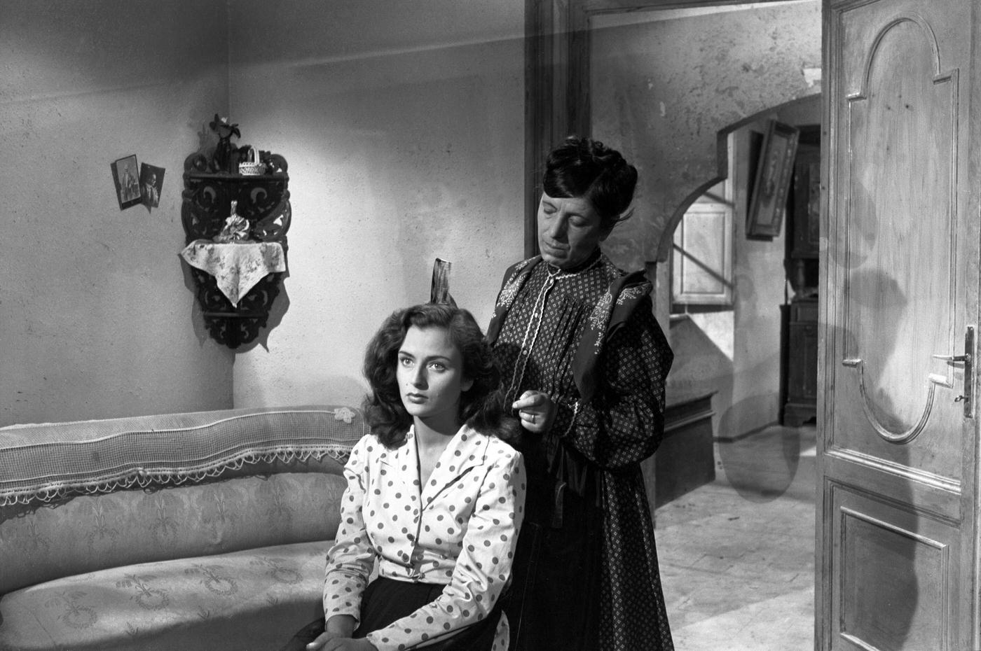 Marina Berti In The Role Of Femia Ferrara Combing Her Hair By Italian Actress Maria Zanoli In The Role Of Her Mother Angela Ferrara, In The Film Carne Inquieta, 1952, Directed By Silvestro Prestifilippo, Italy, Drama, With Marina Berti, Maria Zanoli, Clara Calamai.