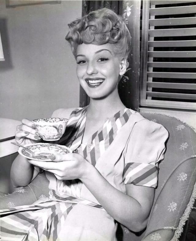 Ann Savage: Life Story And Photos Of The Femme Fatale Of Film Noir And A Trailblazer In Hollywood