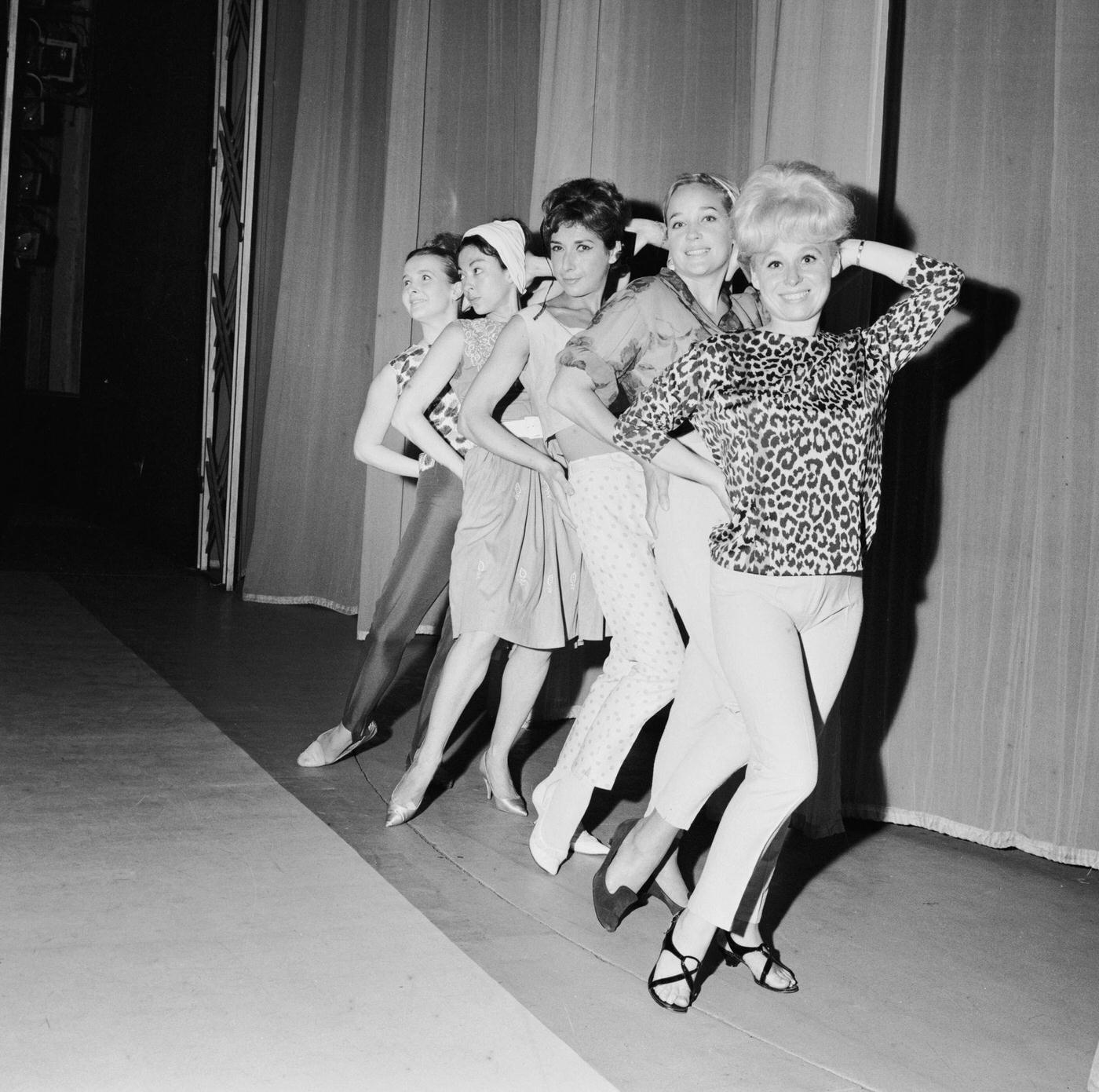 Barbara Windsor In A Chorus Line With Sylvia Syms, Rita Moreno, Milicent Martin, And Miriam Karlin.