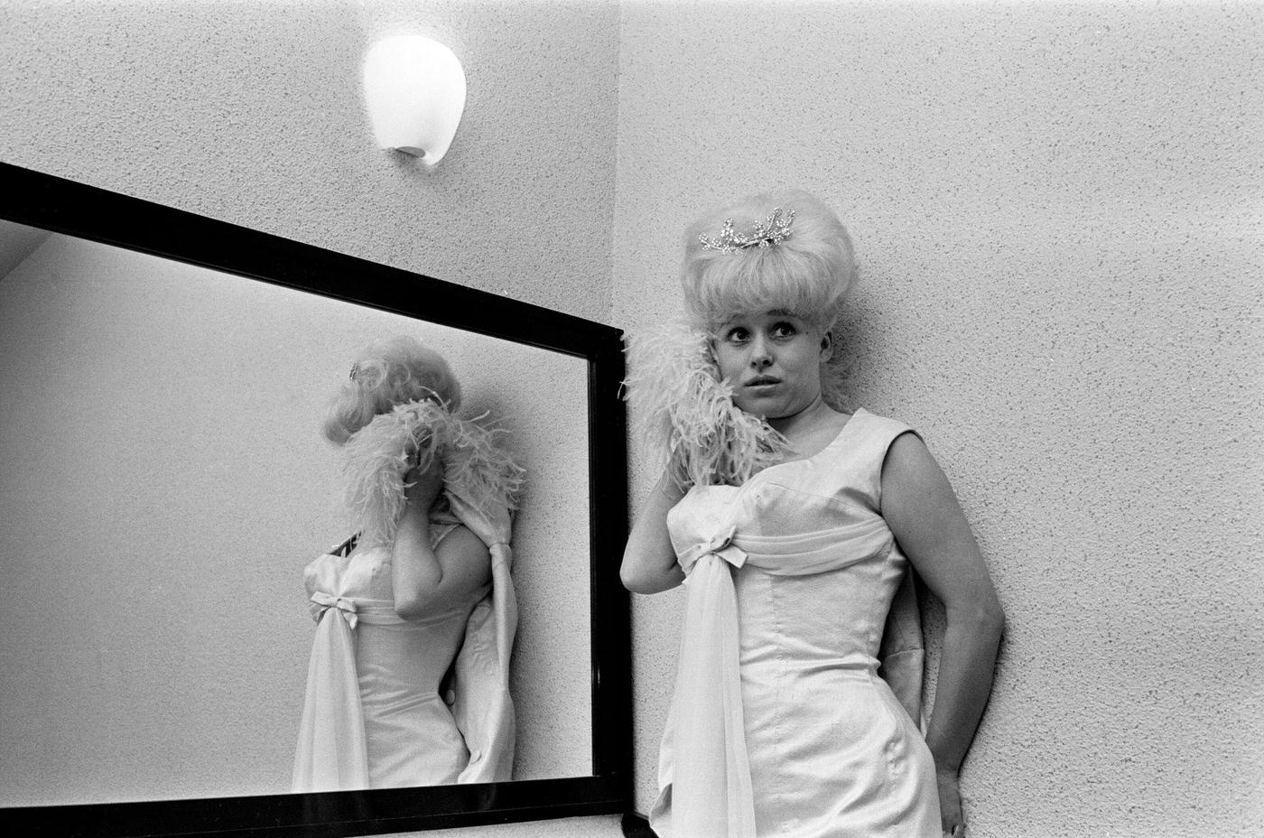 Barbara Windsor Dressed For The Royal Premiere Of Her Film 'Sparrows Can'T Sing' At The Abc Cinema, Stepney, 1963.