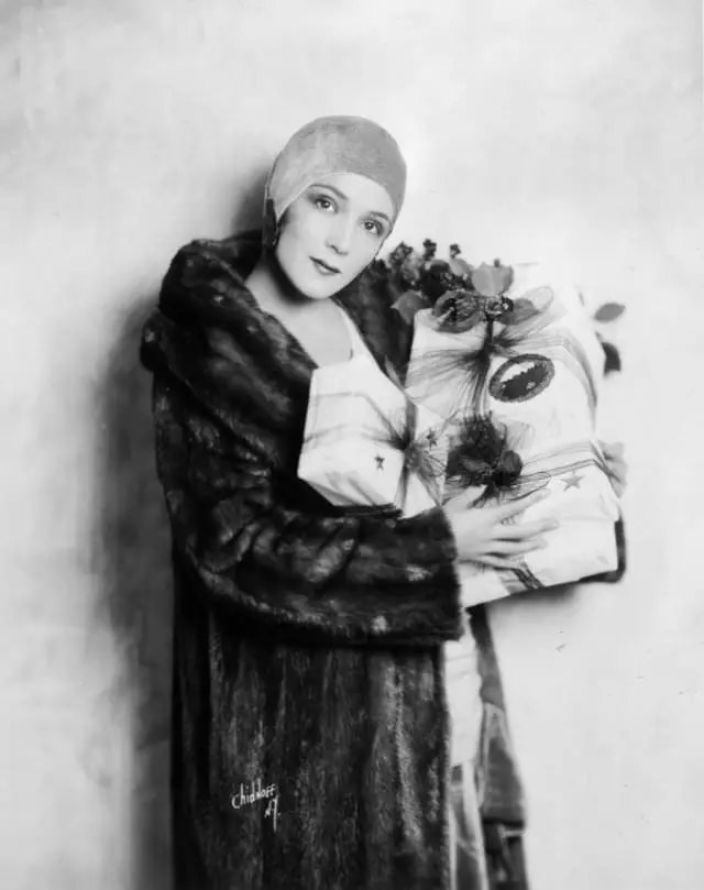 Dolores Del RÃo Wears A Mink Fur Coat And Carries Christmas Presents, 1925.