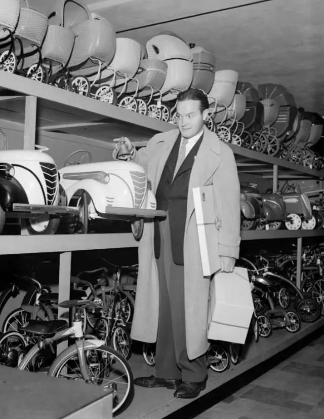 Bob Hope Holiday Shopping, 1940.