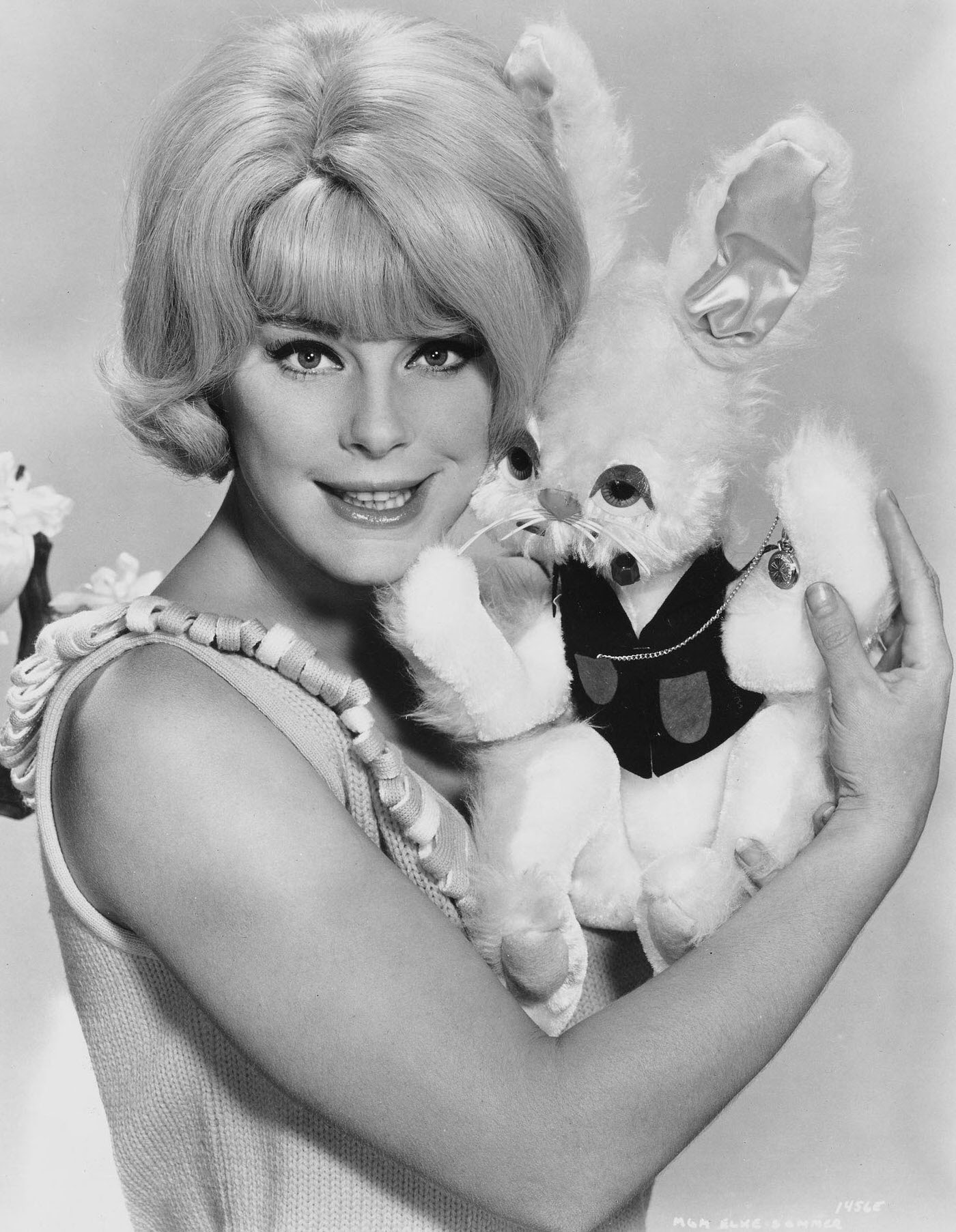 The German Bombshell: Life Story and Glamorous Photos of Elke Sommer