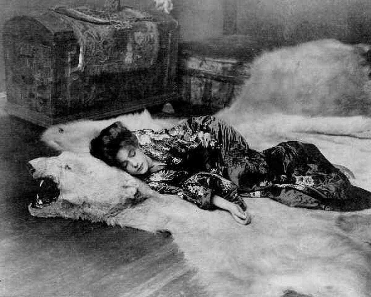 Evelyn Nesbit Posing As &Amp;Quot;Tired Butterfly&Amp;Quot; In A 1909