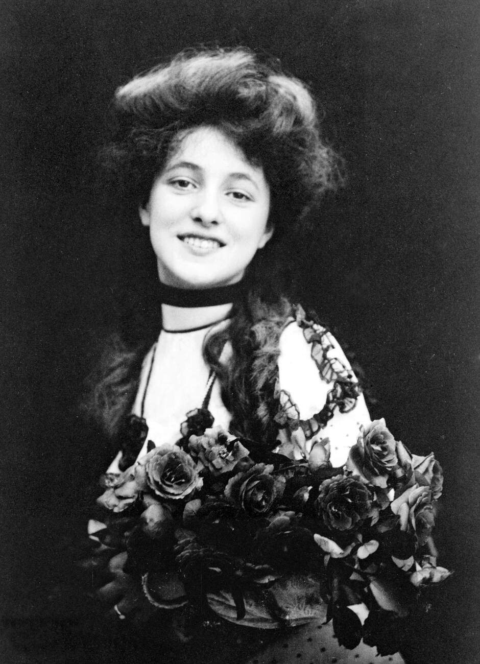 Evelyn Nesbit, Popular American Chorus Girl And Artists' Model, Appearing In Mass Circulation Newspapers And Magazines In The Early 20Th Century