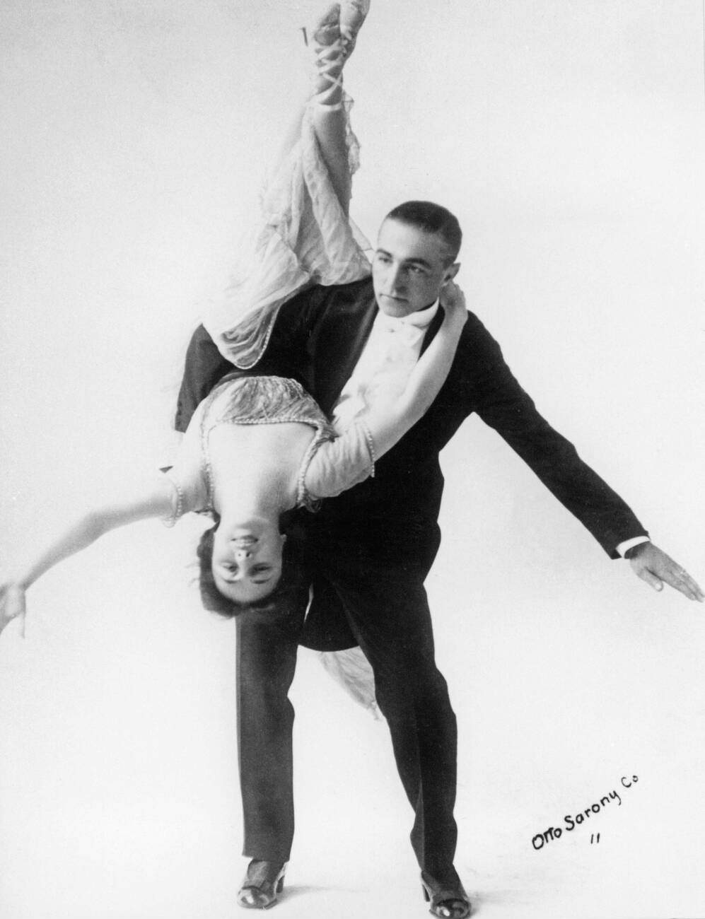 Evelyn Nesbit Thaw And Her Partner In An Original Dance Pose, Typical For Modern Dances From New York