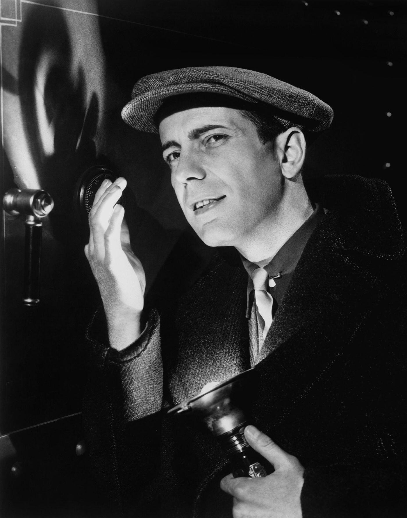 Los Angeles - 1938: Actor Humphrey Bogart Poses For A Publicity Still For The Warner Bros Film 'The Amazing Dr. Clitterhouset' In 1938 In Los Angeles, California