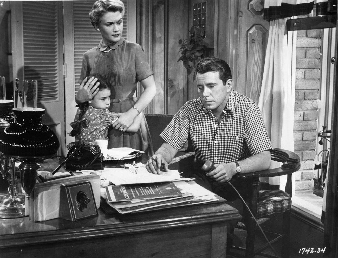 John Forsythe And Kathleen Hughes Star In &Amp;Quot;The Glass Web&Amp;Quot;, 1953