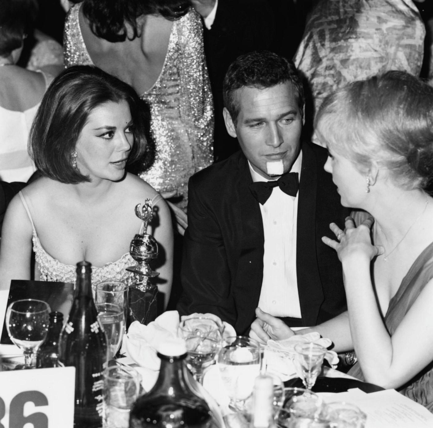 Natalie Wood, Paul Newman, And Joanne Woodward Sitting At Their Table At The Golden Globe Awards In 1965.