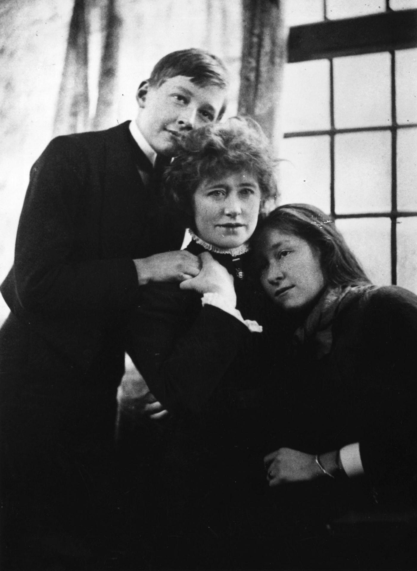 Ellen Terry With Two Children, Possibly Her Son Edward Gordon Craig And Daughter Edith Craig, 1886.