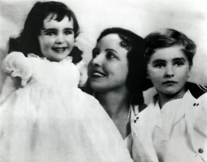 2-Year-Old Elizabeth Taylor Smiles With Her Mother, Actress Sara Sothern, And Her Brother, Howard, 1934