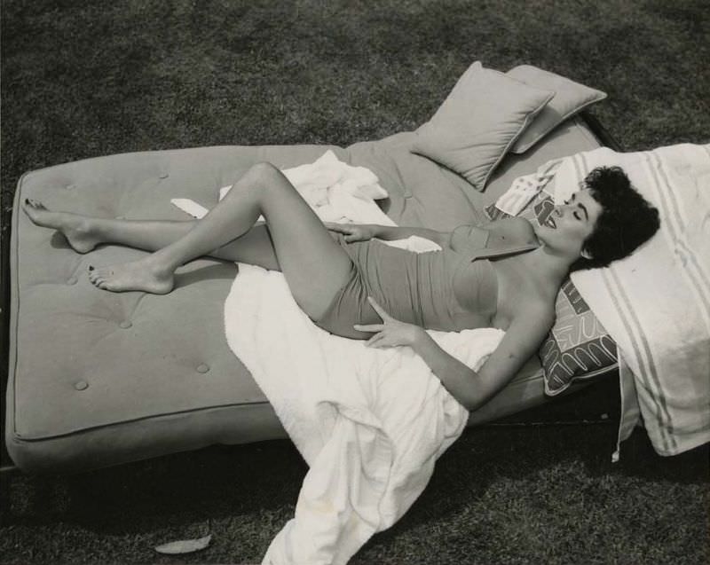 Elizabeth Taylor Shines In 'The Girl Who Had Everything' (1953)