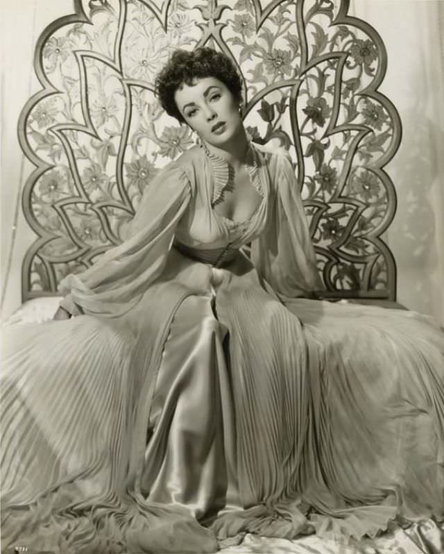 Elizabeth Taylor Shines In 'The Girl Who Had Everything' (1953)