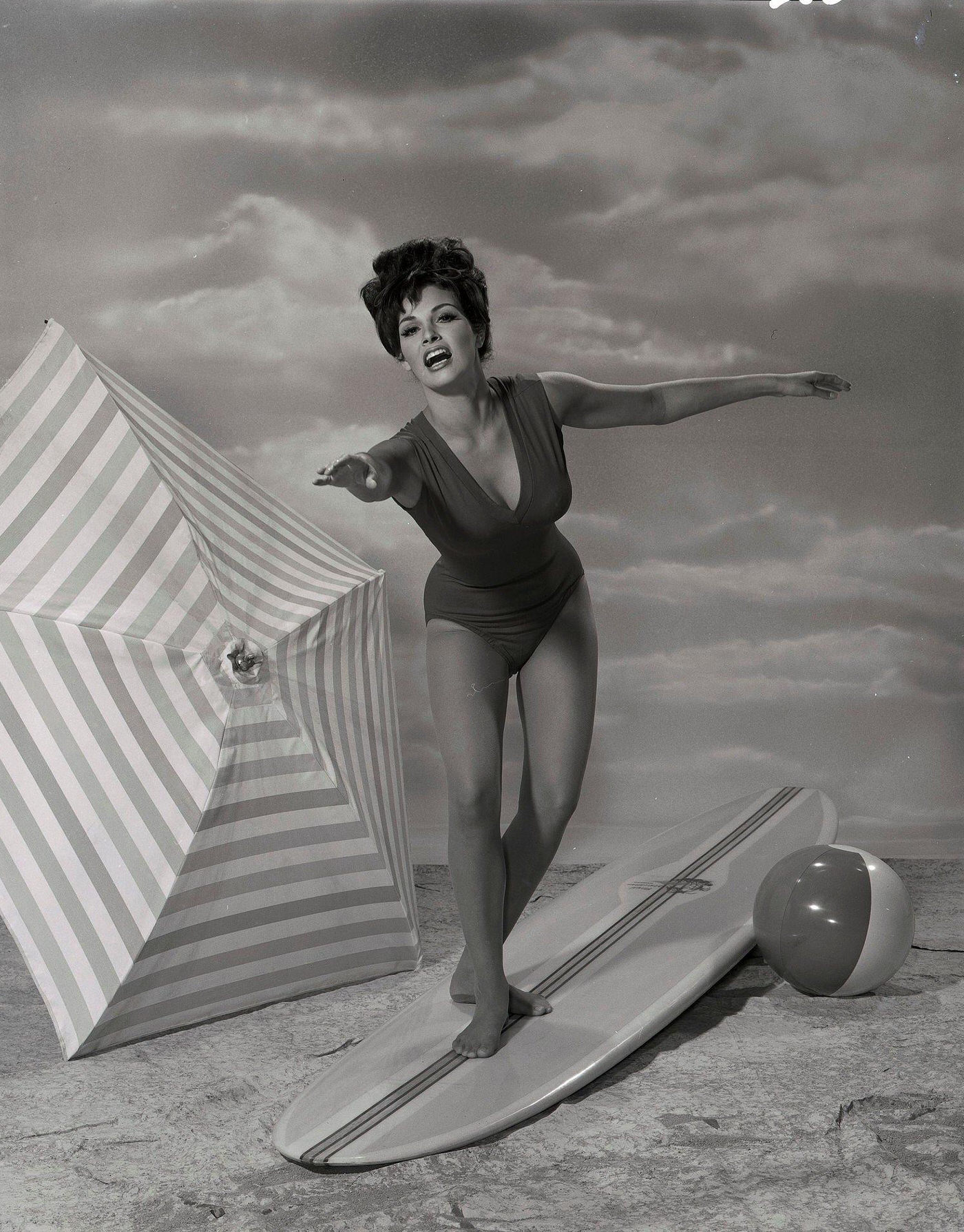 Raquel Welch In &Amp;Quot;Billboard Girl&Amp;Quot; Gallery On The Hollywood Palace, 1964