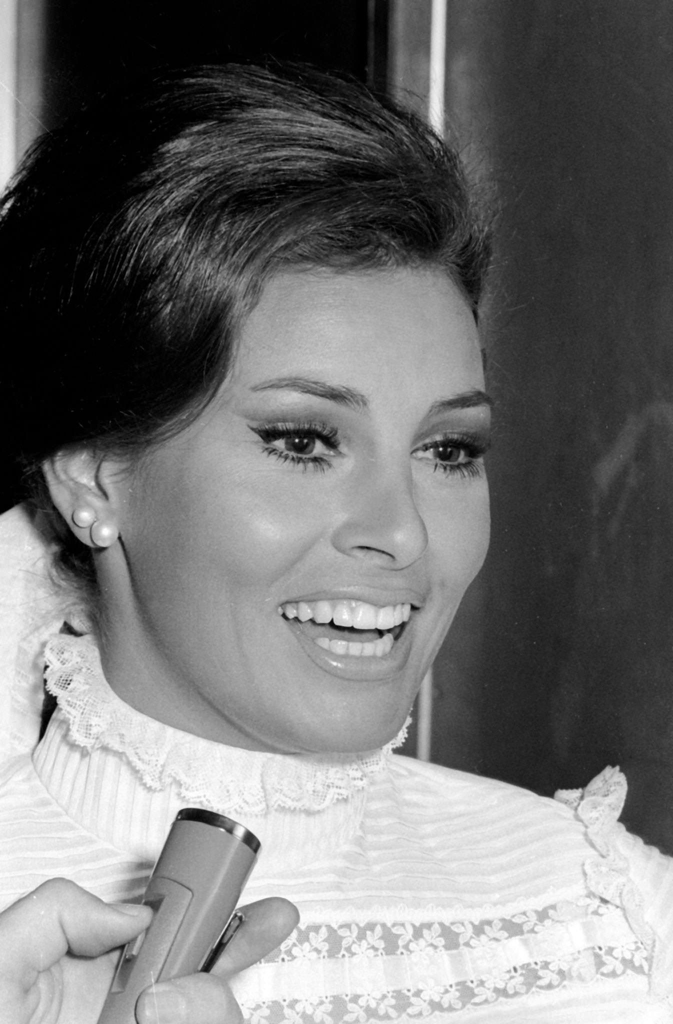 Raquel Welch Attends The Robert F. Kennedy Campaign Rally In Los Angeles, California, On May 24, 1968.
