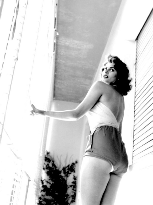 Sophia Loren In Fishnet Stockings And Shorts - A David Seymour Masterpiece, 1955