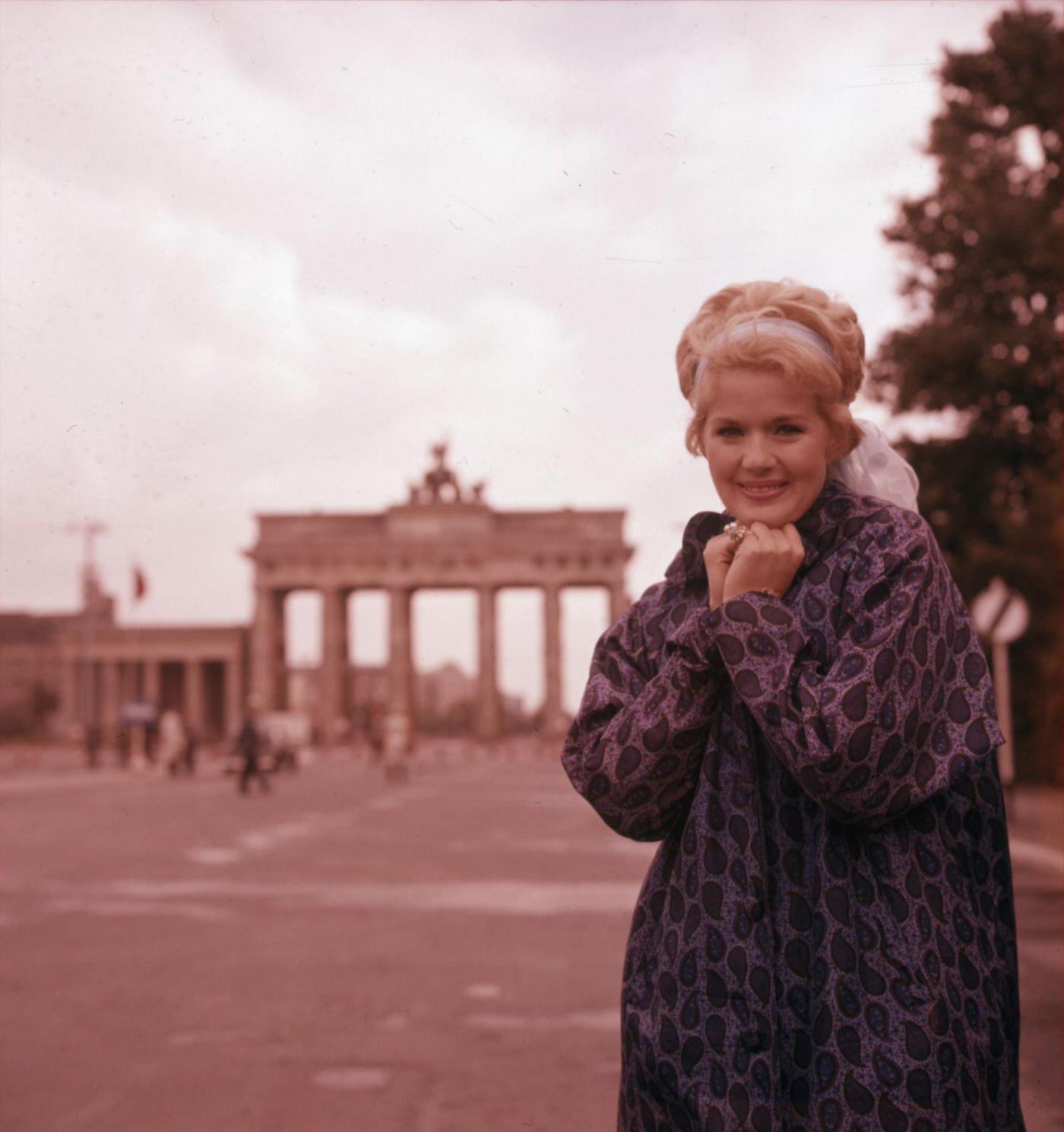 Connie Stevens, Circa 1960