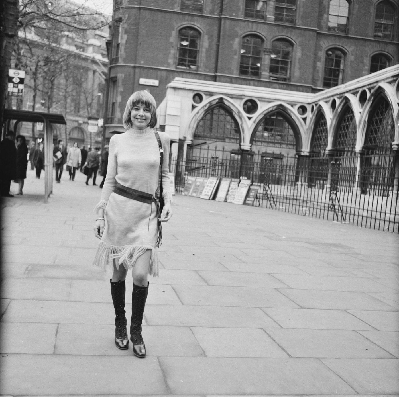 Janet Munro Outside The Royal Courts Of Justice After A Divorce Hearing, December 1971.