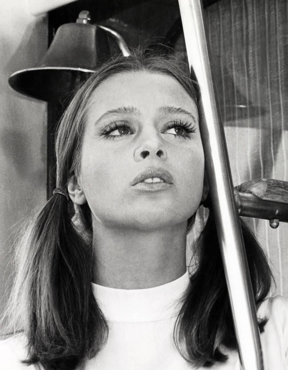Leigh Taylor-Young, 1969.