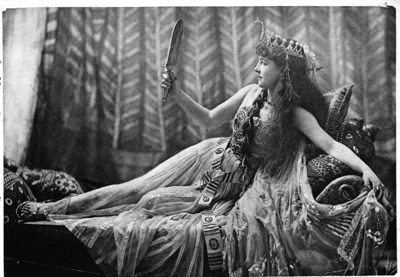 Lillie Langtry Poses As Cleopatra, A Striking Portrayal.