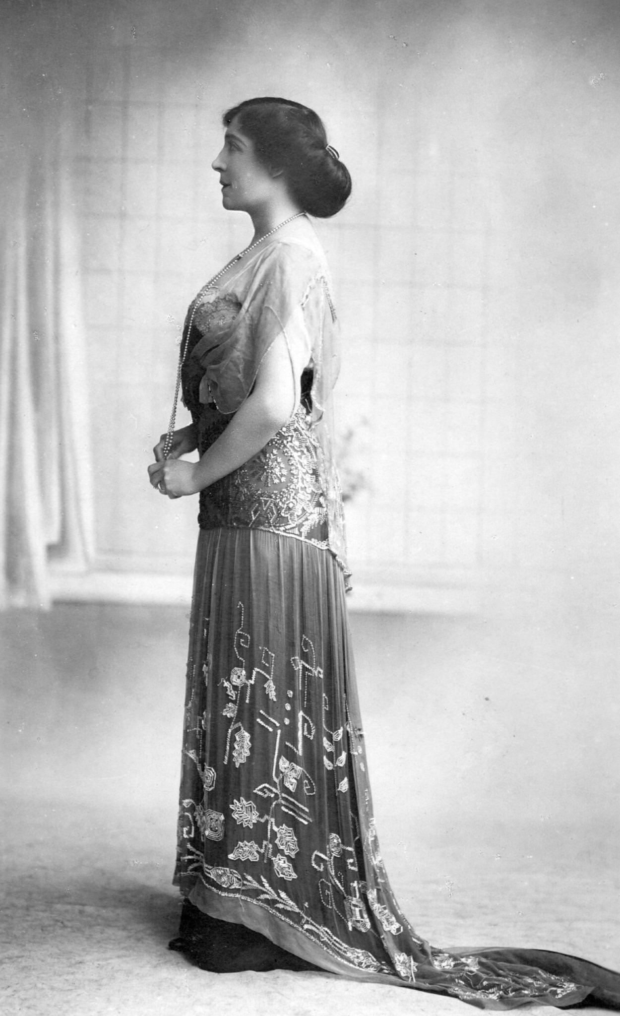 Captivating Portrait Of Actress Lillie Langtry.