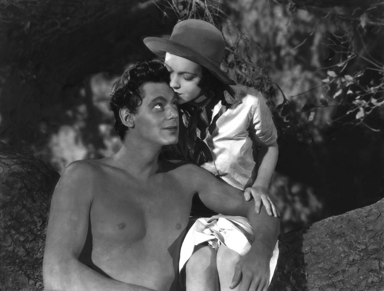 &Amp;Quot;Tarzan, The Ape Man&Amp;Quot; (1932), Directed By Johnny Weissmuller: Maureen O'Sullivan As Jane And Johnny Weissmuller As Tarzan Share A Kiss.