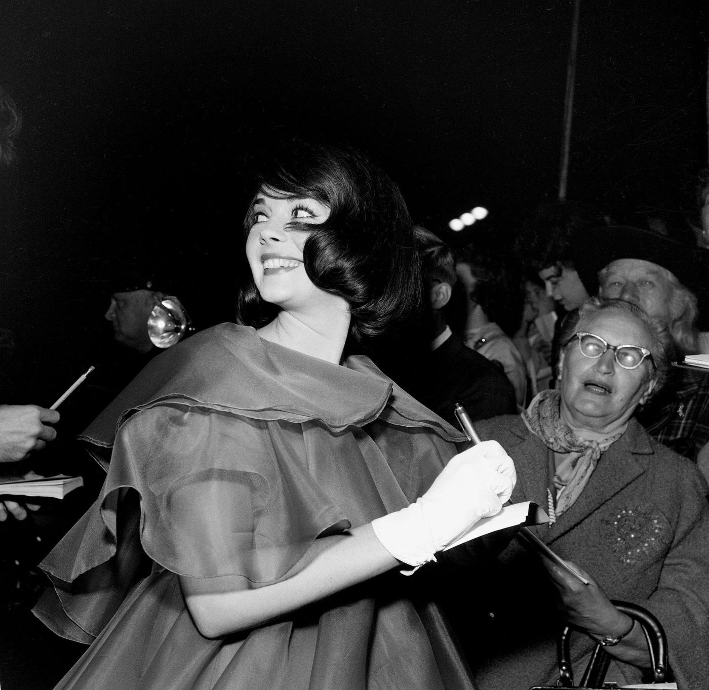 Natalie Wood Signs Autographs During The Premiere Of &Amp;Quot;Splendor In The Grass&Amp;Quot; In Los Angeles, 1961.