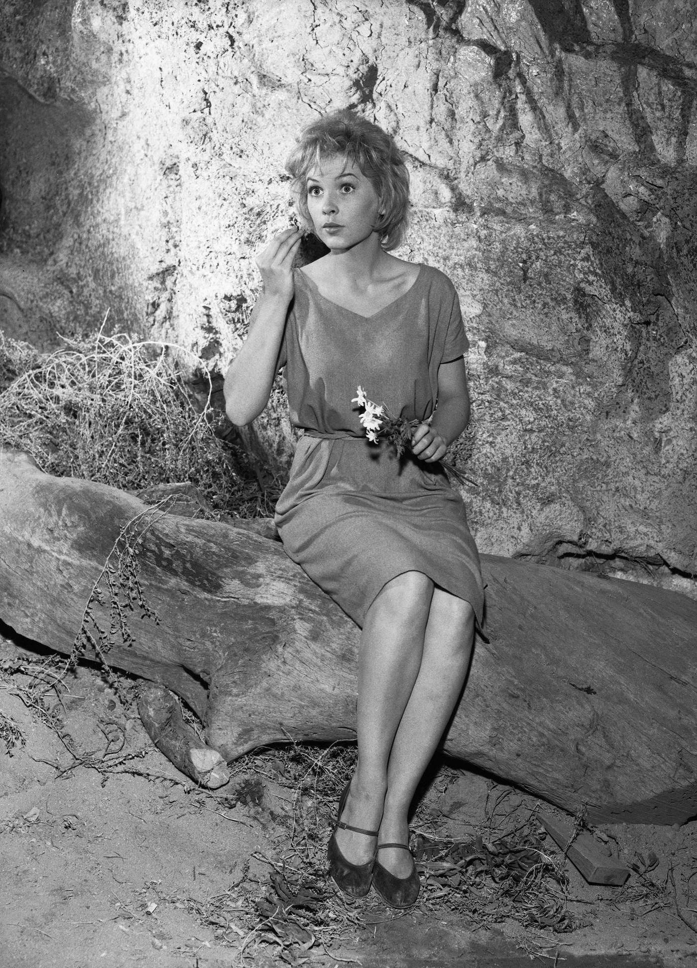 Stella Stevens: Life Story and Fabulous Photos from her Youth