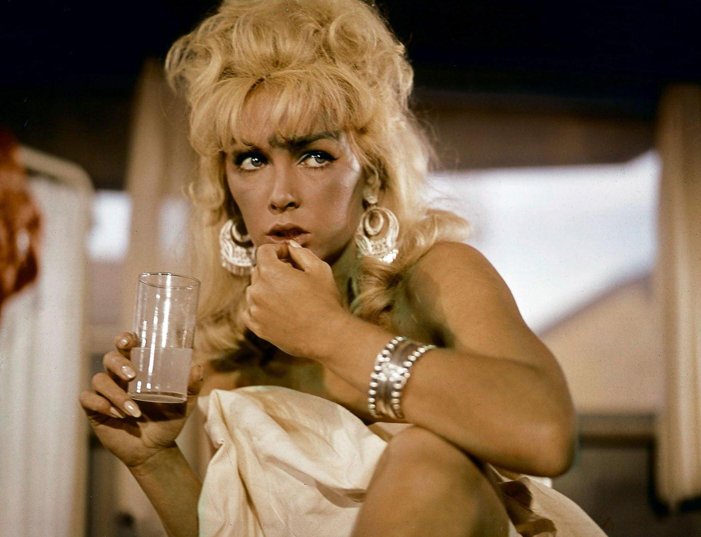 Stella Stevens: Life Story and Fabulous Photos from her Youth