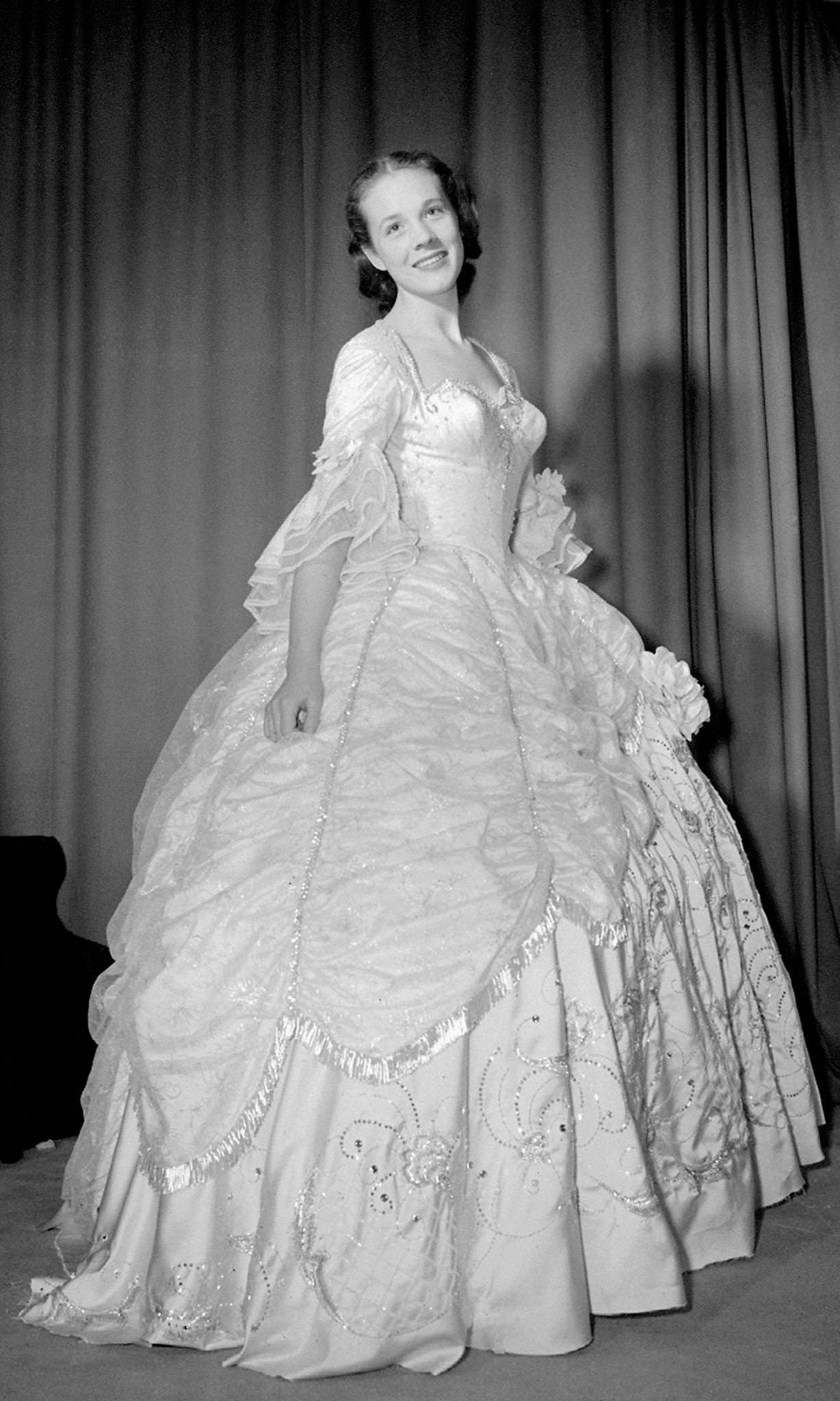 Julie Andrews As Cinderella In London Palladium Pantomime, 1953.