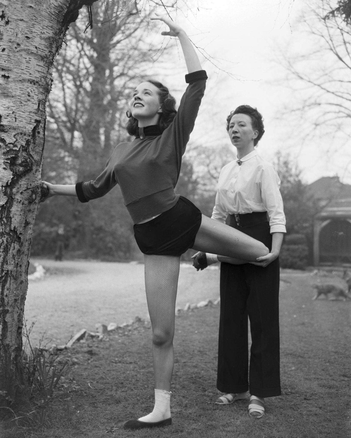 Julie Andrews Learning Ballet, 1954.