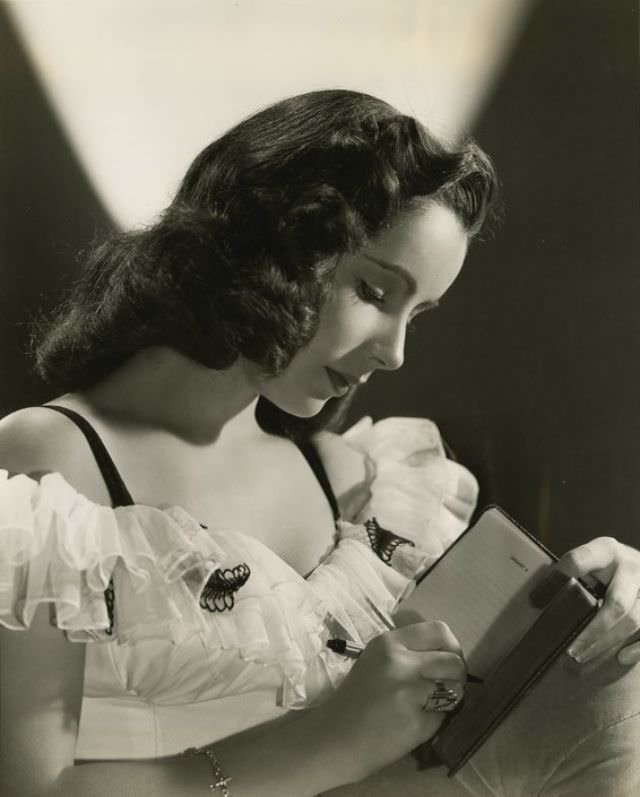 Elizabeth Taylor: A 1940S Photographic Gem By Clarence Sinclair Bull