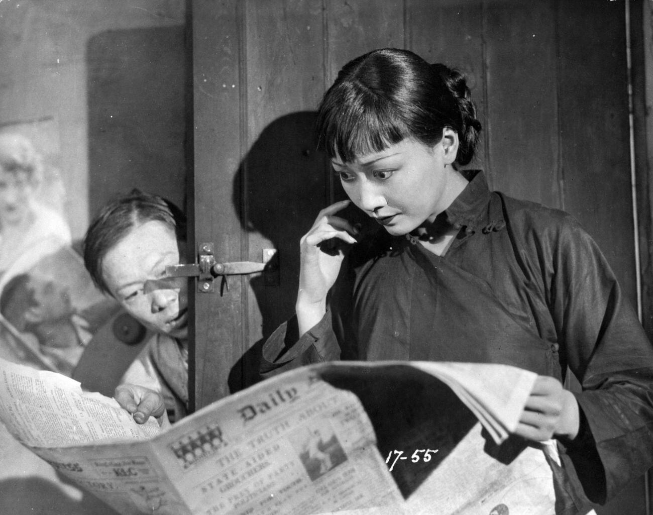 Anna May Wong Reading A Newspaper In 'Piccadilly', 1929.