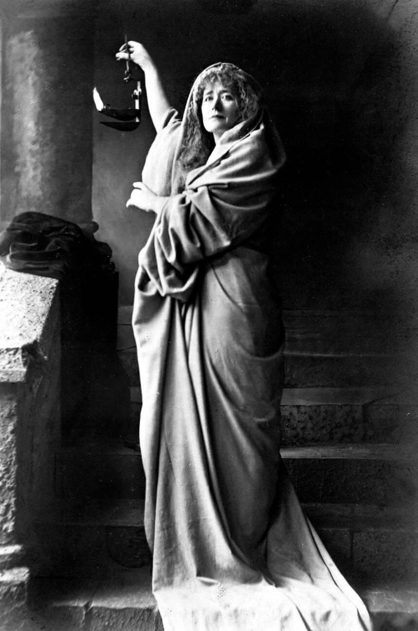 Ellen Terry in Her Iconic Lady Macbeth Portrayal in These Vintage Photos