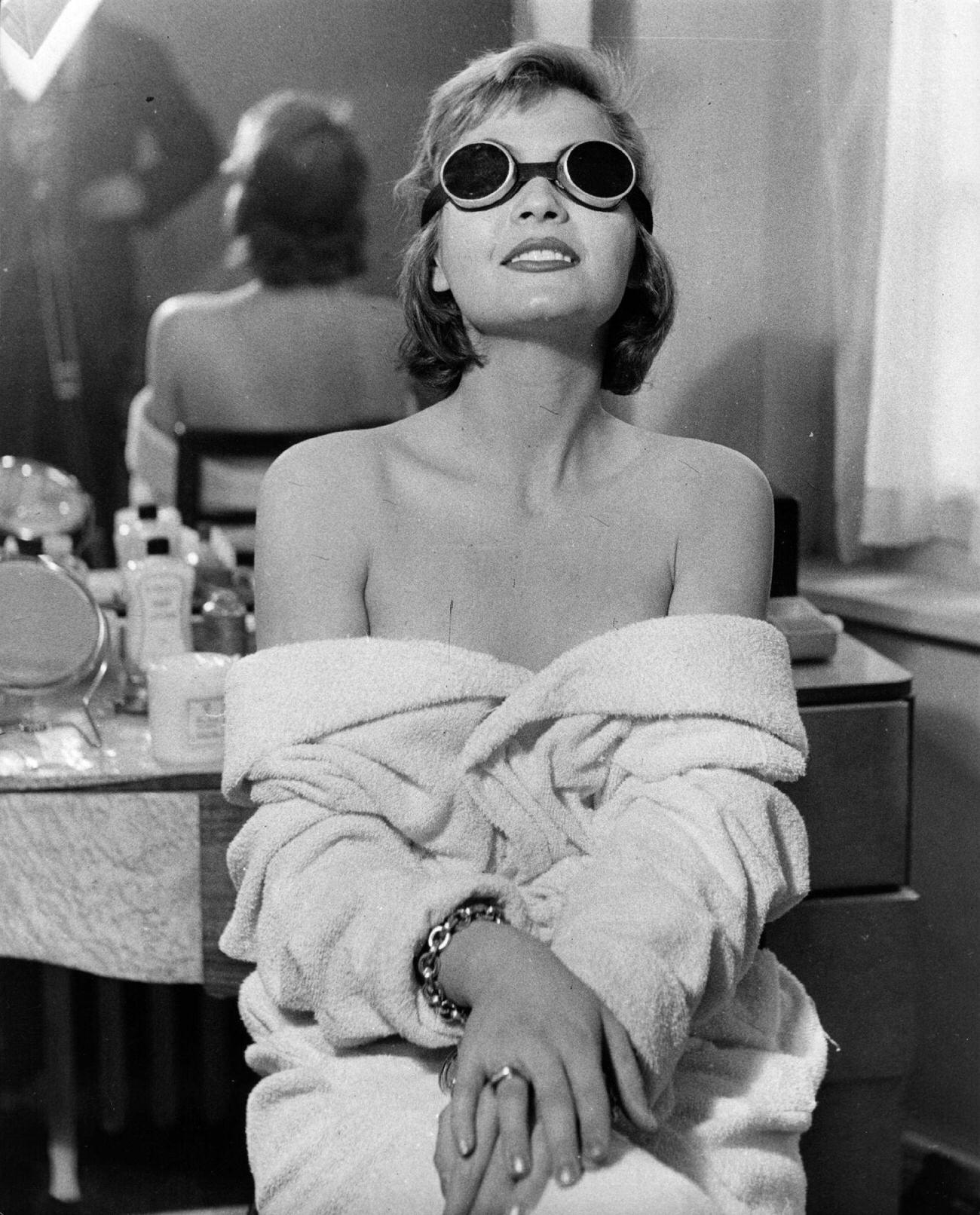 Eva Bartok Using A Sun Lamp In Her Bedroom.