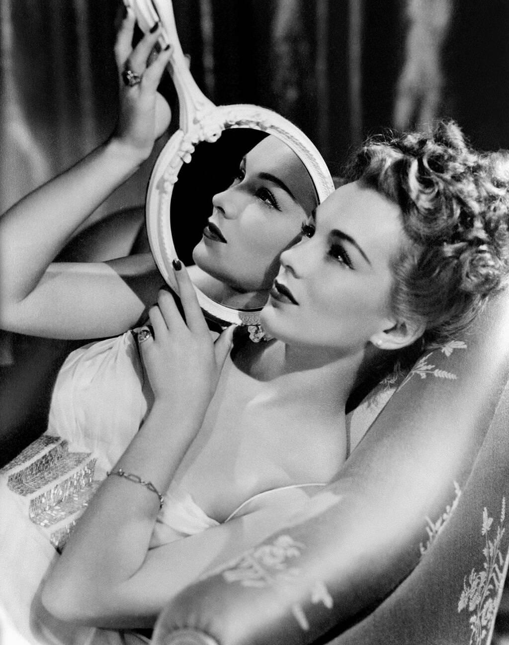 Evoctive Eva Gabor, 1942.