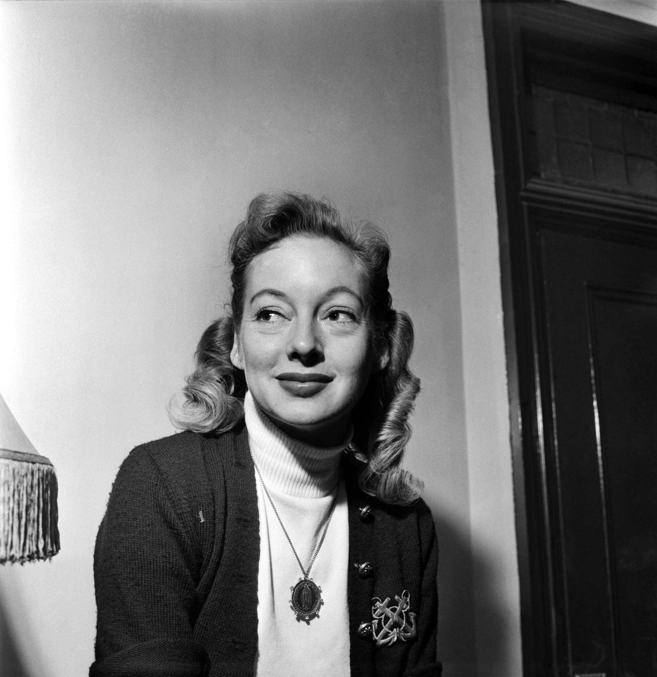 Evelyn Keyes, October 1952.