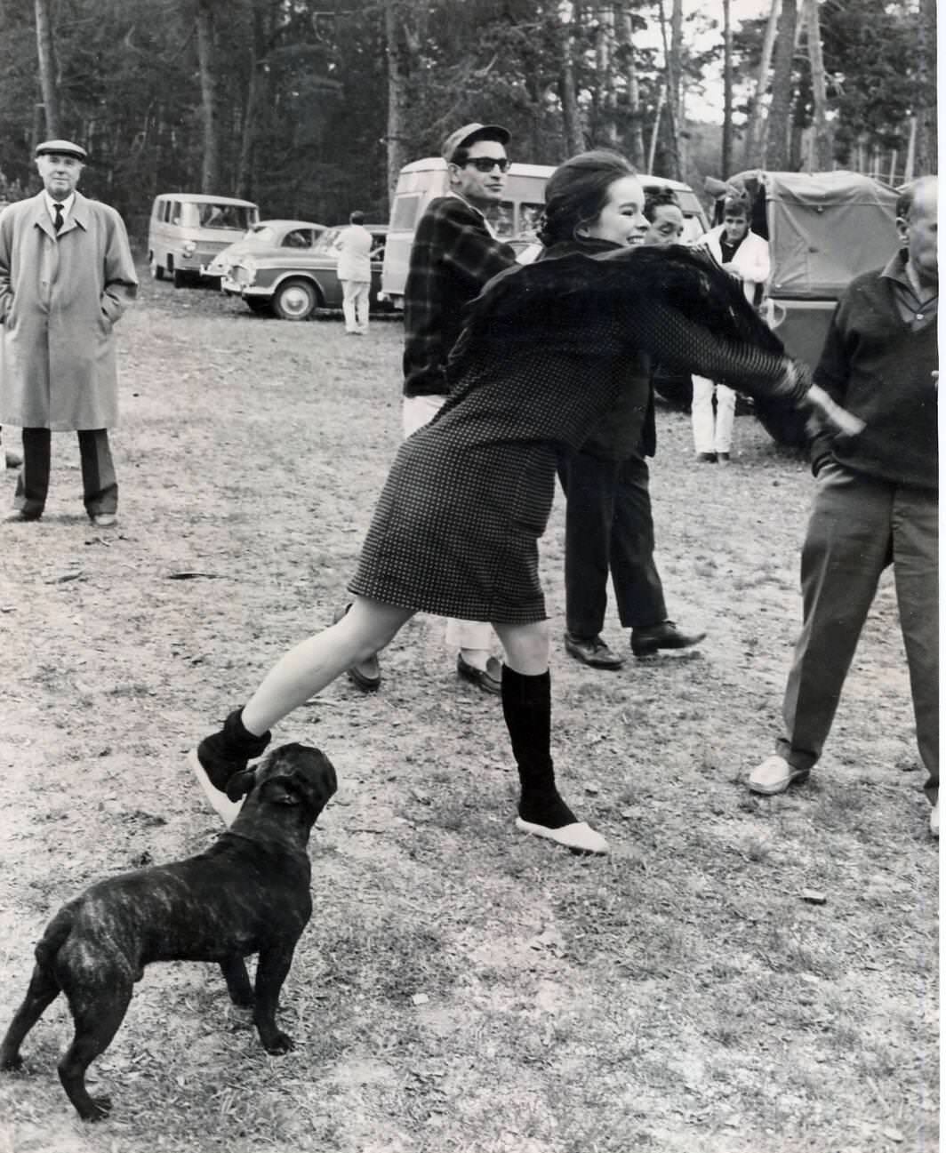 Geraldine Chaplin Engaging In A Bread Crumb Battle During &Amp;Quot;Doctor Zhivago&Amp;Quot; Filming, 1965.