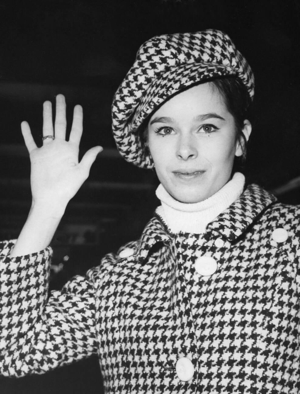 Geraldine Chaplin Preparing To Board A Plane At Orly Airport For The Premiere Of &Amp;Quot;Doctor Zhivago&Amp;Quot; In New York, December 7, 1965.