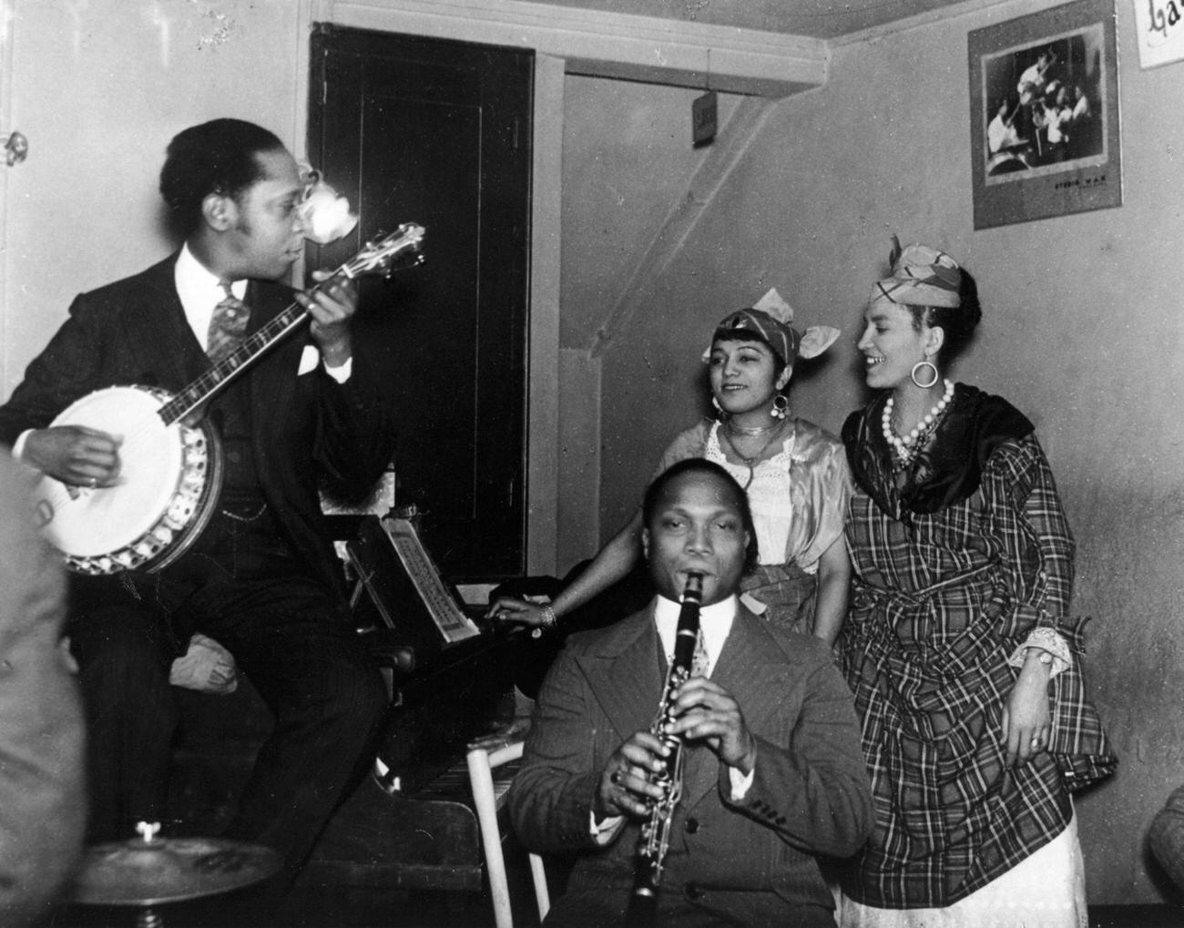 Musicians With Clarinet And Banjo At Paris Nightclub La Boulle Blanche, Circa 1930.