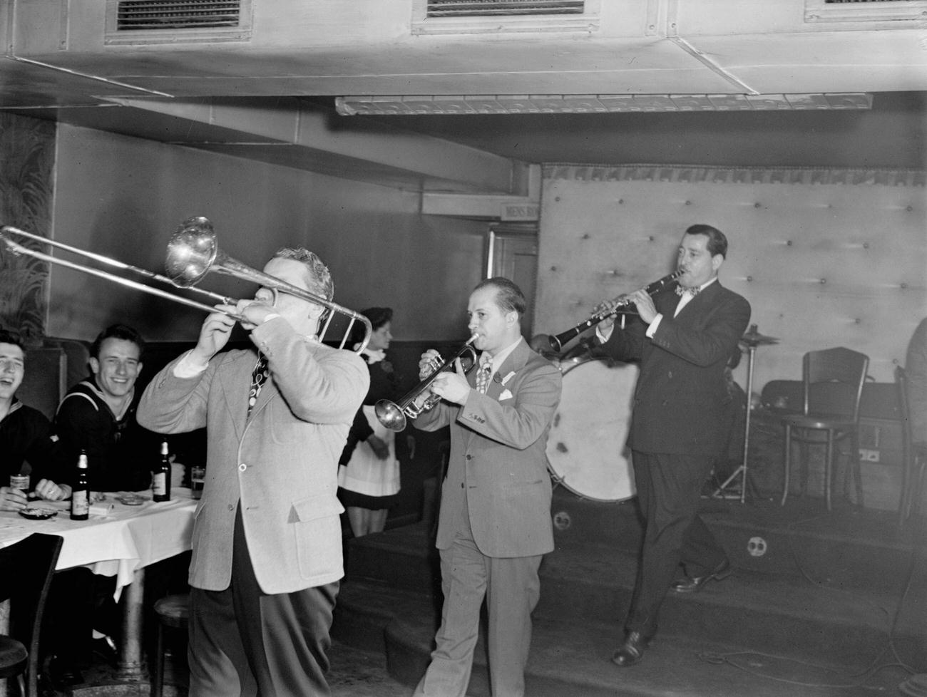 George Brunis And Tony Parenti At Jimmy Ryan'S Club, New York, N.y., Circa August 1946.