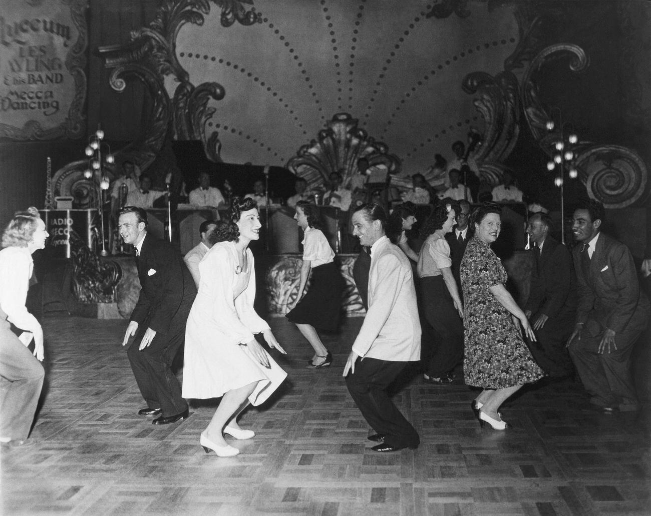 Re-Bob-Bob Dance In An English Night Club, 1940S.