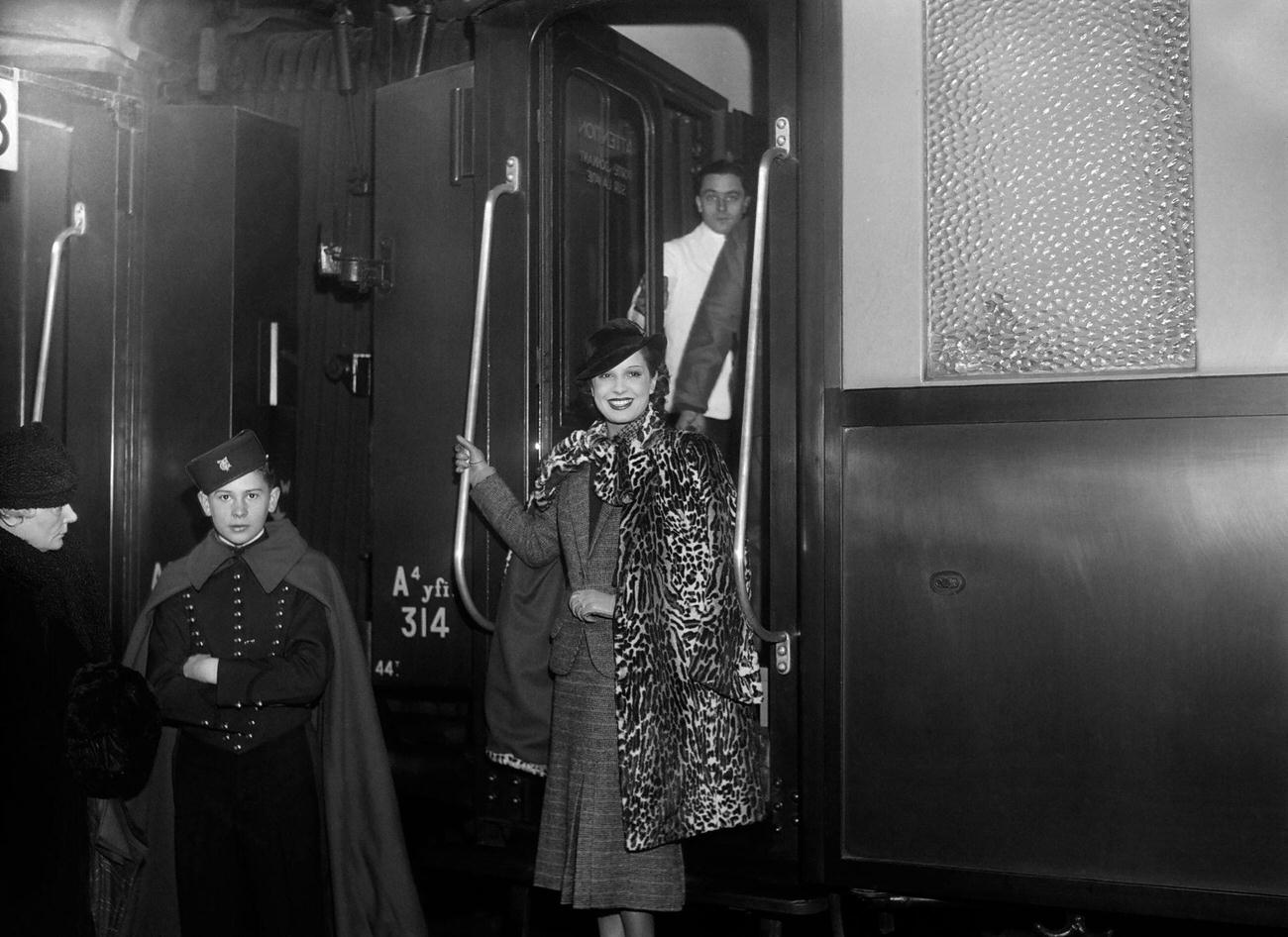 Lili Damita At Gare Saint-Lazare, Paris, 14Th November 1934.