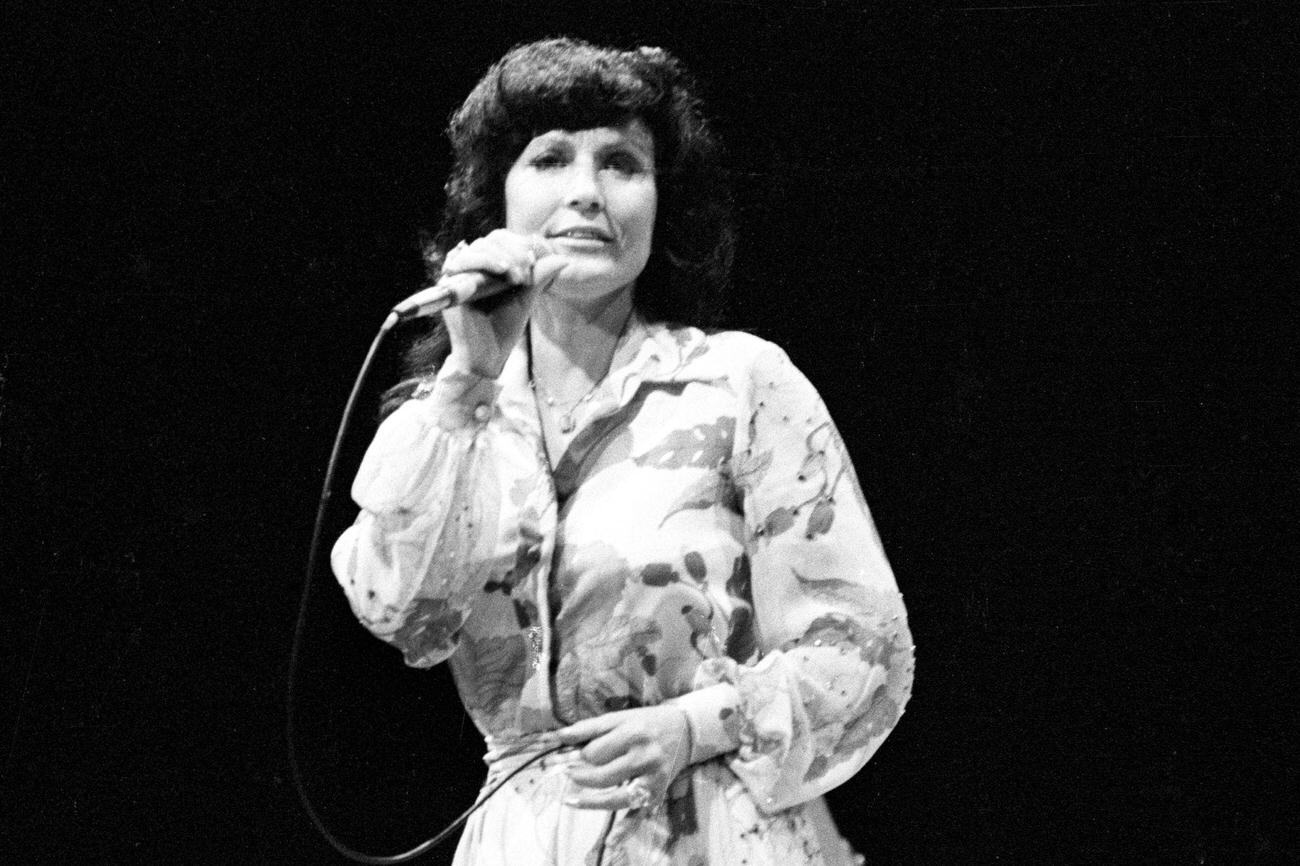 Loretta Lynn Performing On The Stage.