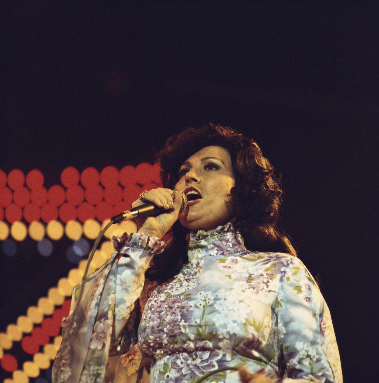 Loretta Lynn Singing Into A Microphone During A Concert, 1970.