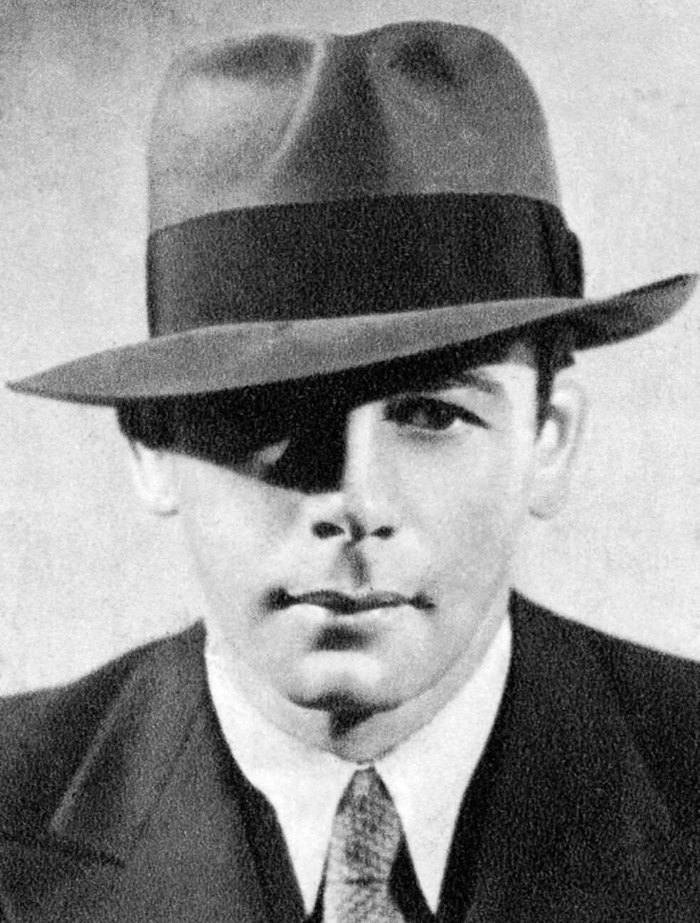 Paul Muni, 1930