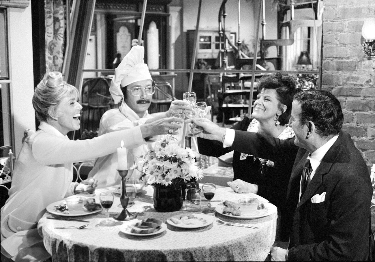 'The Doris Day Show', Episode 'Tony Bennett Is Eating Here' With Cast And Tony Bennett, September 17, 1970.