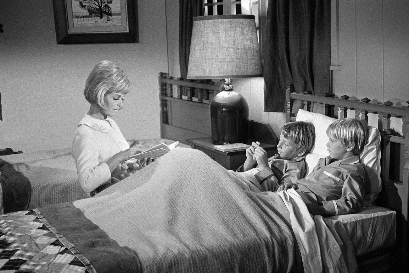 'The Doris Day Show', Episode 'Doris Strikes Out' With Doris Day Reading A Bedtime Story To Philip Brown And Todd Starke, August 14, 1969.